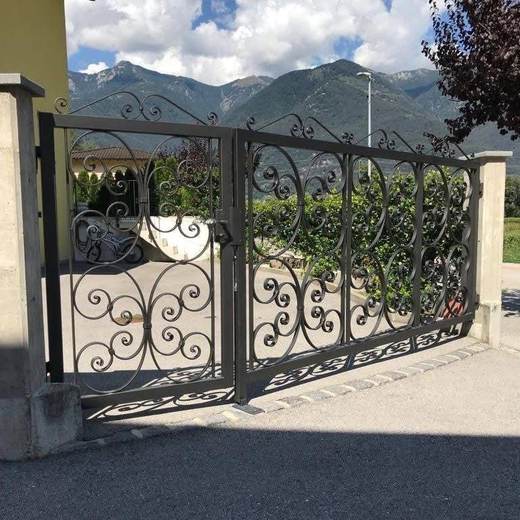 Cancello a battente a due ante con motivo decorativo a cerchi intrecciati